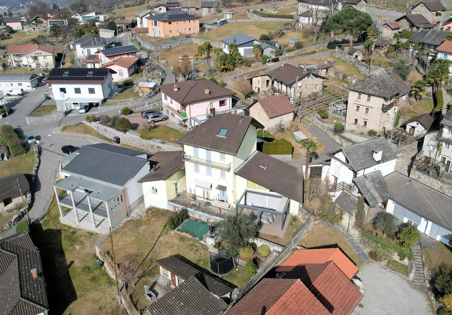 The ancient meets the modern in this spacious house with beautiful land - Photo 4 of 15