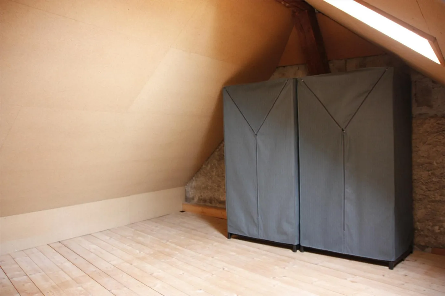 Charmante Dachwohnung mit Galerie - Foto 7 von 15