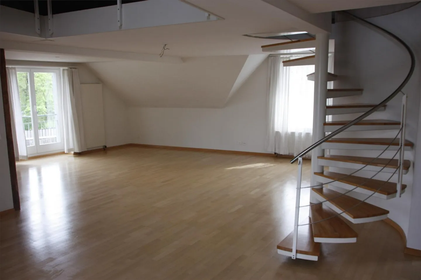 Charmante Dachwohnung mit Galerie - Foto 1 von 15