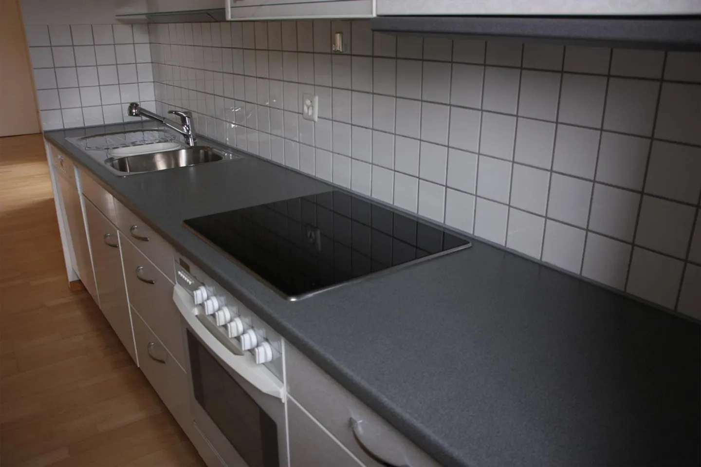 Charmante Dachwohnung mit Galerie - Foto 3 von 15