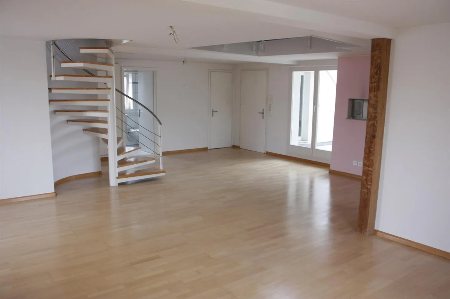 Charmante Dachwohnung mit Galerie - Foto 2 von 15