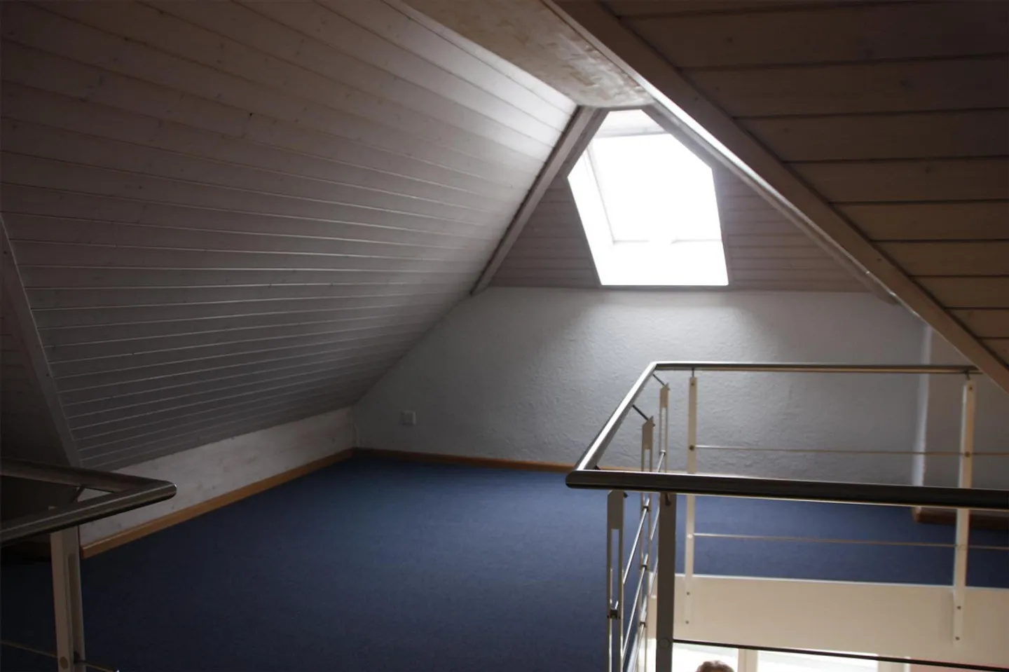 Charmante Dachwohnung mit Galerie - Foto 5 von 15