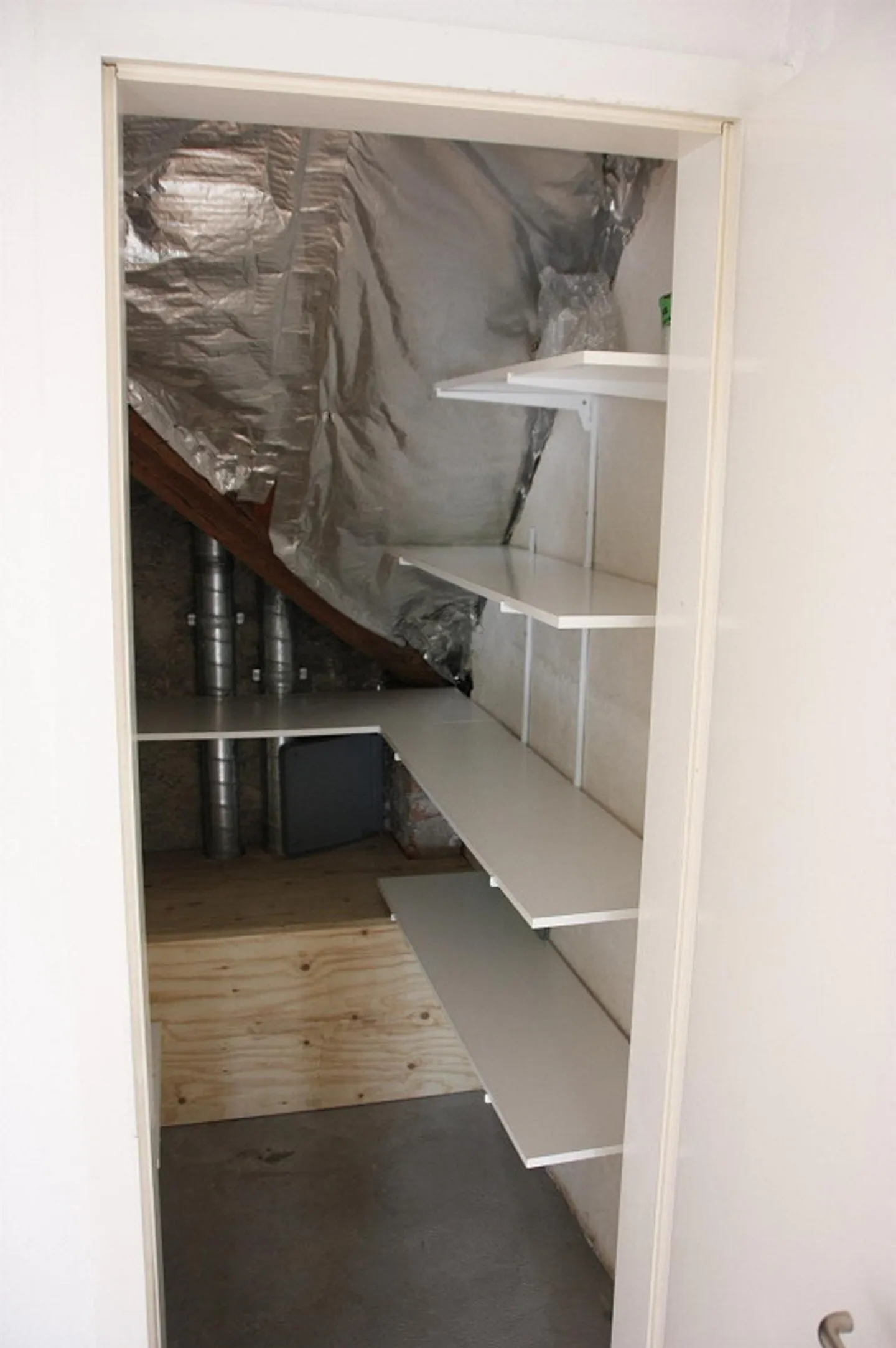 Charmante Dachwohnung mit Galerie - Foto 13 von 15