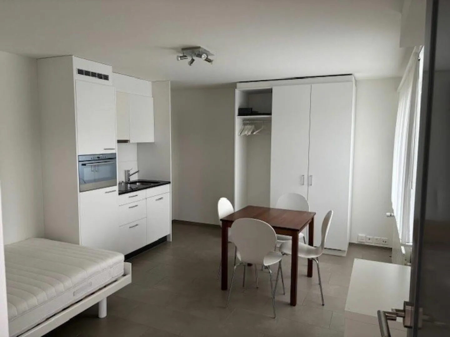 Appartement meublé 1 pièce pour les locataires hebdomadaires - Photo 1 sur 8