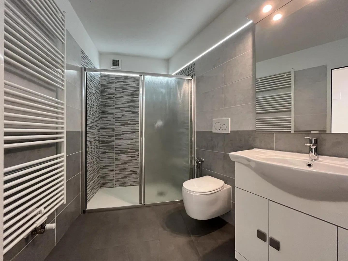 Moderno appartamento di 2,5 stanze con piscina e giardino privato a Barbengo - Foto 5 di 10