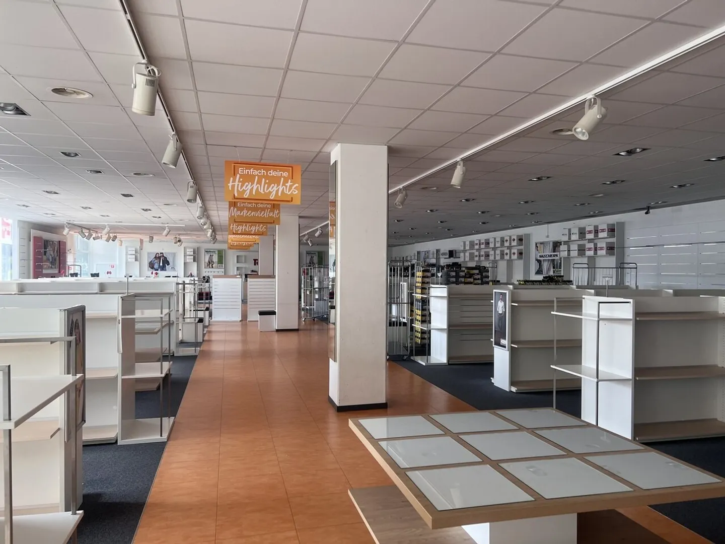 Spazio commerciale/vendita attraente in affitto - Foto 2 di 5