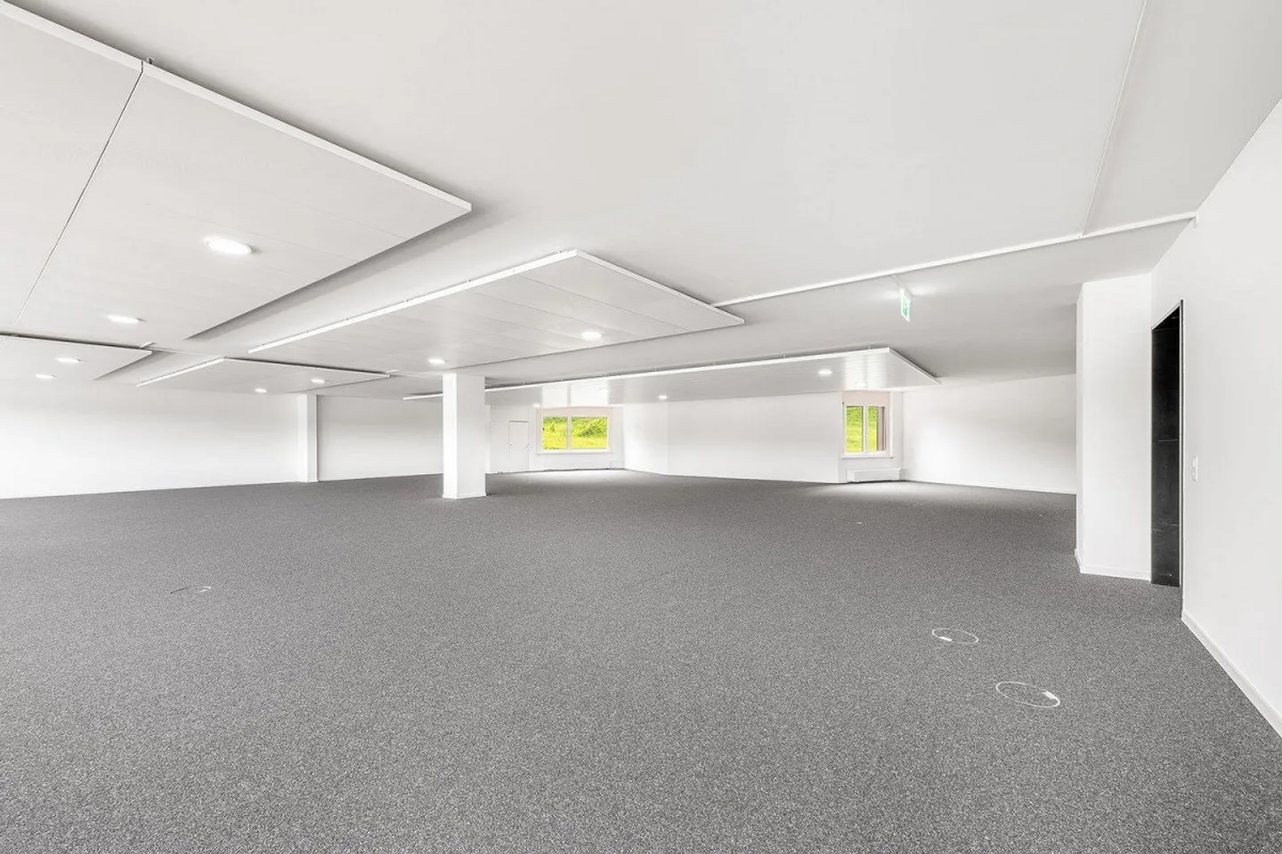 Vos locaux de bureau/commerciaux avec un plan d'étage généreux! - Photo 4 sur 8