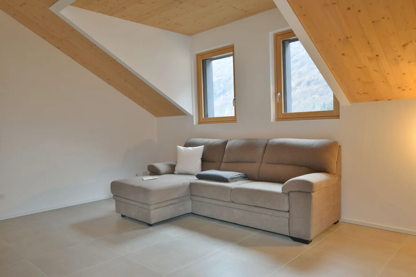 Prestigious 3.5 Room Penthouse - Photo 5 of 12