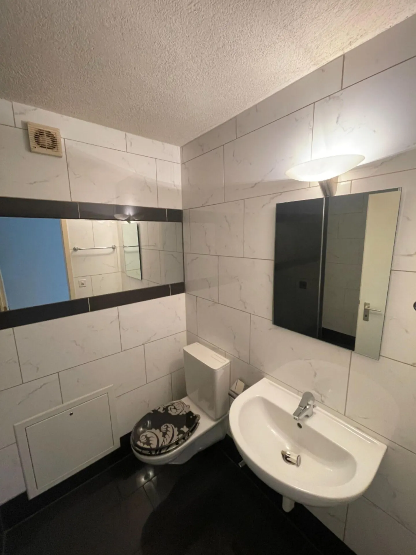 Appartement attrayant de 3,5 pièces avec balcon dans un quartier résidentiel calme - Photo 9 sur 10