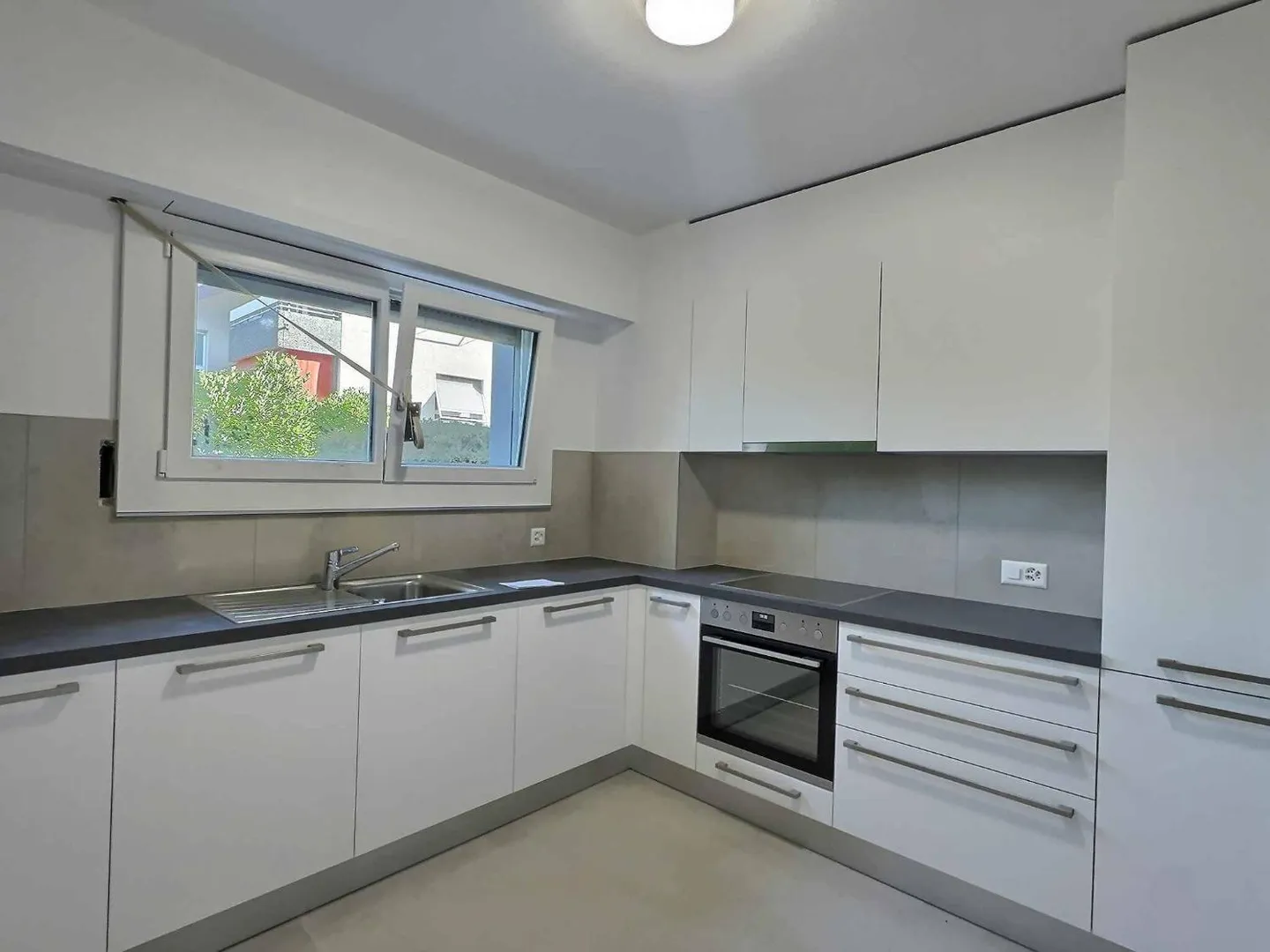 Appartement spacieux, entièrement rénové avec jardin privé à Prilly - Photo 3 sur 11
