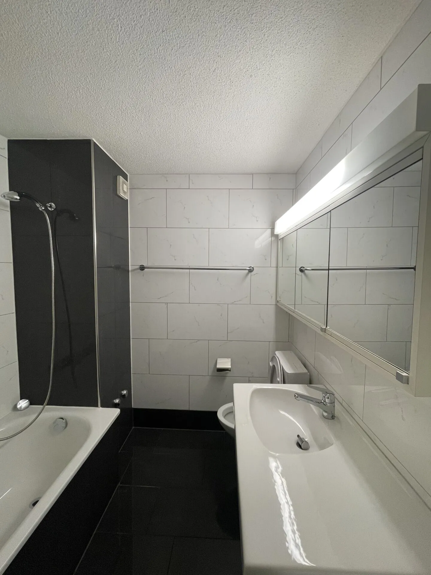 Appartement attrayant de 3,5 pièces avec balcon dans un quartier résidentiel calme - Photo 8 sur 10