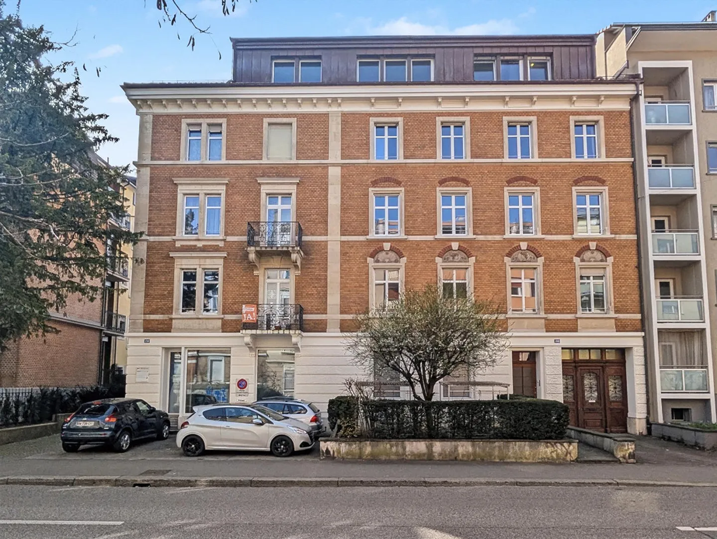 Charming 3-room penthouse in Basel with a view of Bruderholz - Photo 1 of 14