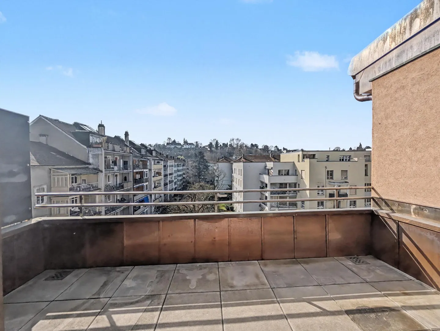 Charming 3-room penthouse in Basel with a view of Bruderholz - Photo 2 of 14