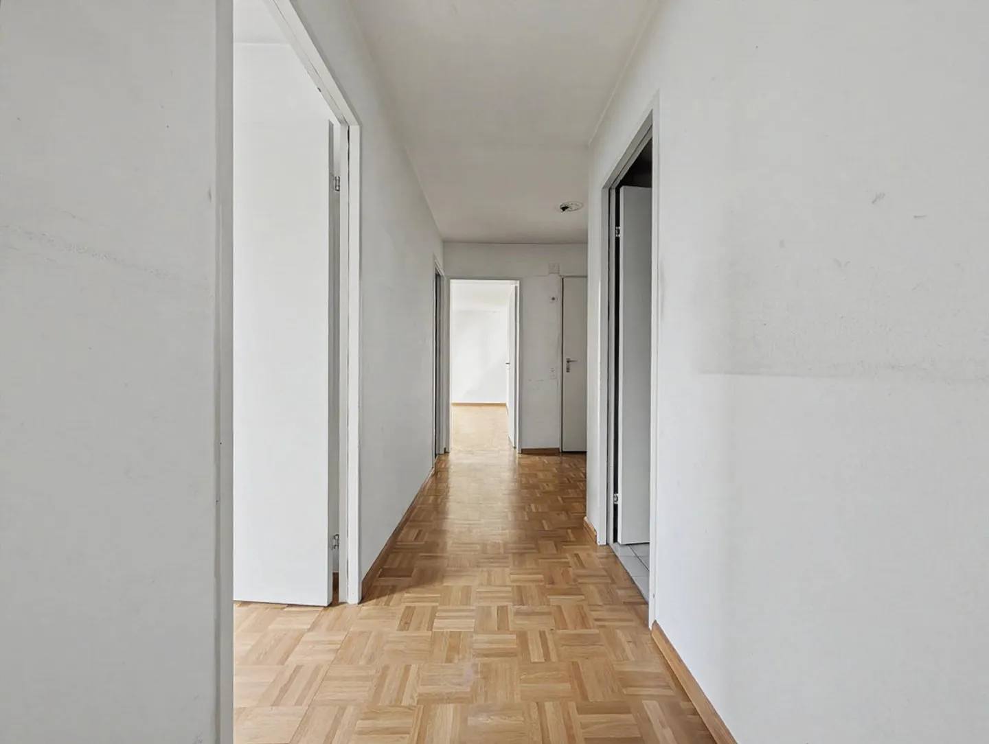 Charming 3-room penthouse in Basel with a view of Bruderholz - Photo 3 of 14