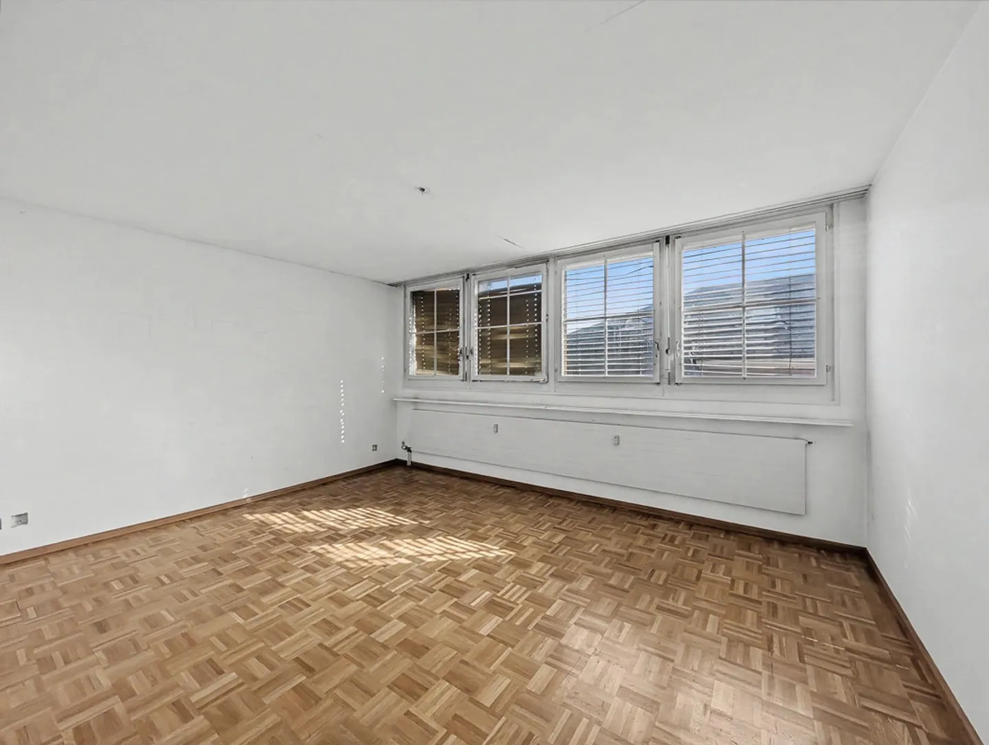 Charming 3-room penthouse in Basel with a view of Bruderholz - Photo 4 of 14