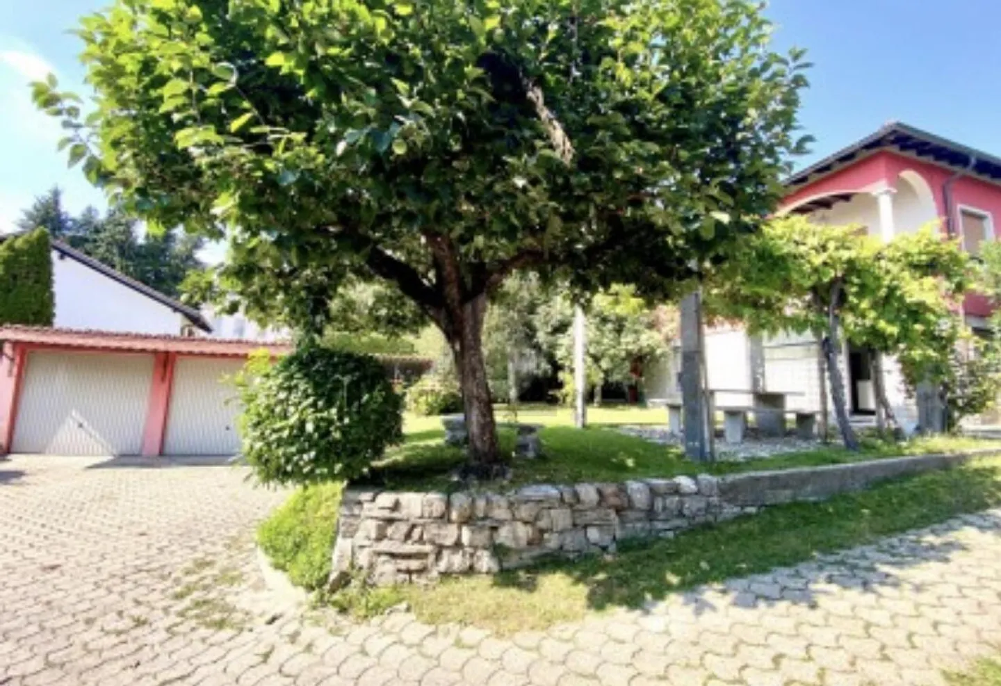 Einfamilien- und Zweifamilienhaus mit Garten - Foto 5 von 6