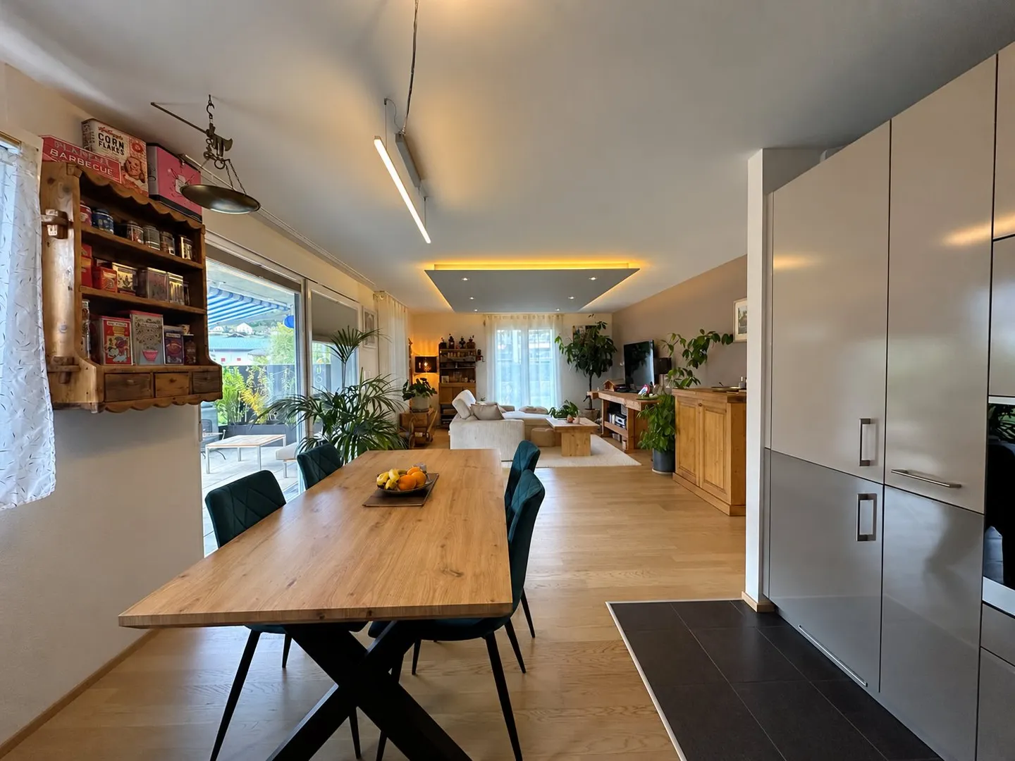 Spacious Garden Apartment - Photo 3 of 10