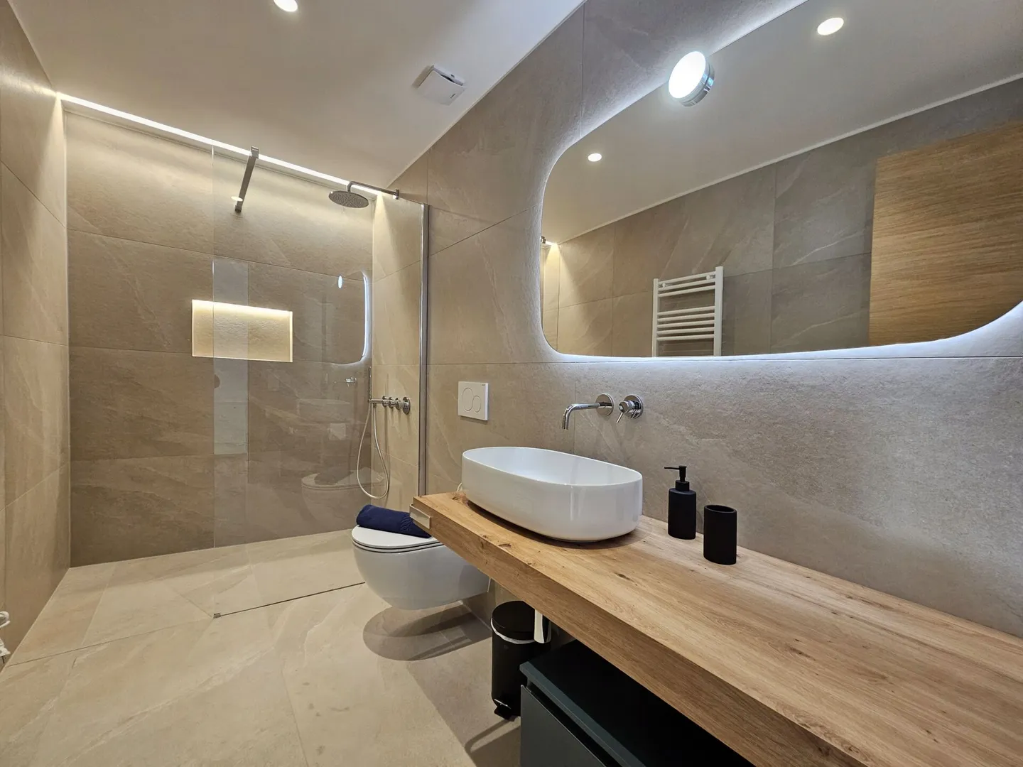 Silberdistel in der sonnigen Wildi Grossus Moos. Gartenwohnung. - Foto 7 von 15