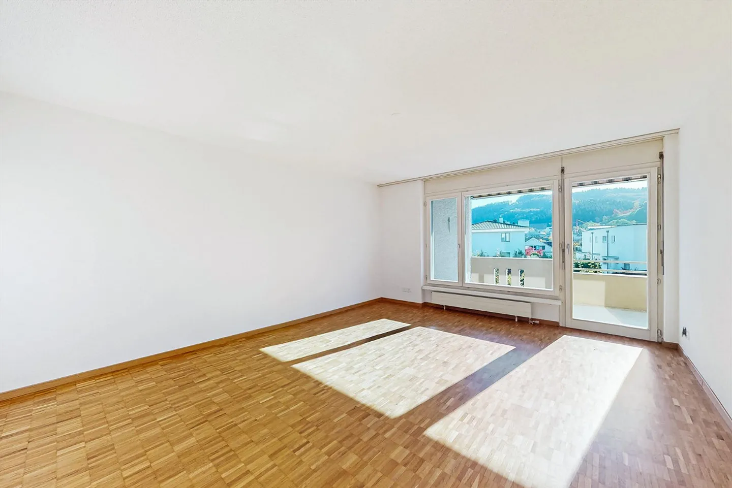 Grosszügige 3.5-Zimmerwohnung in 6-Familien-Haus - Foto 2 von 6