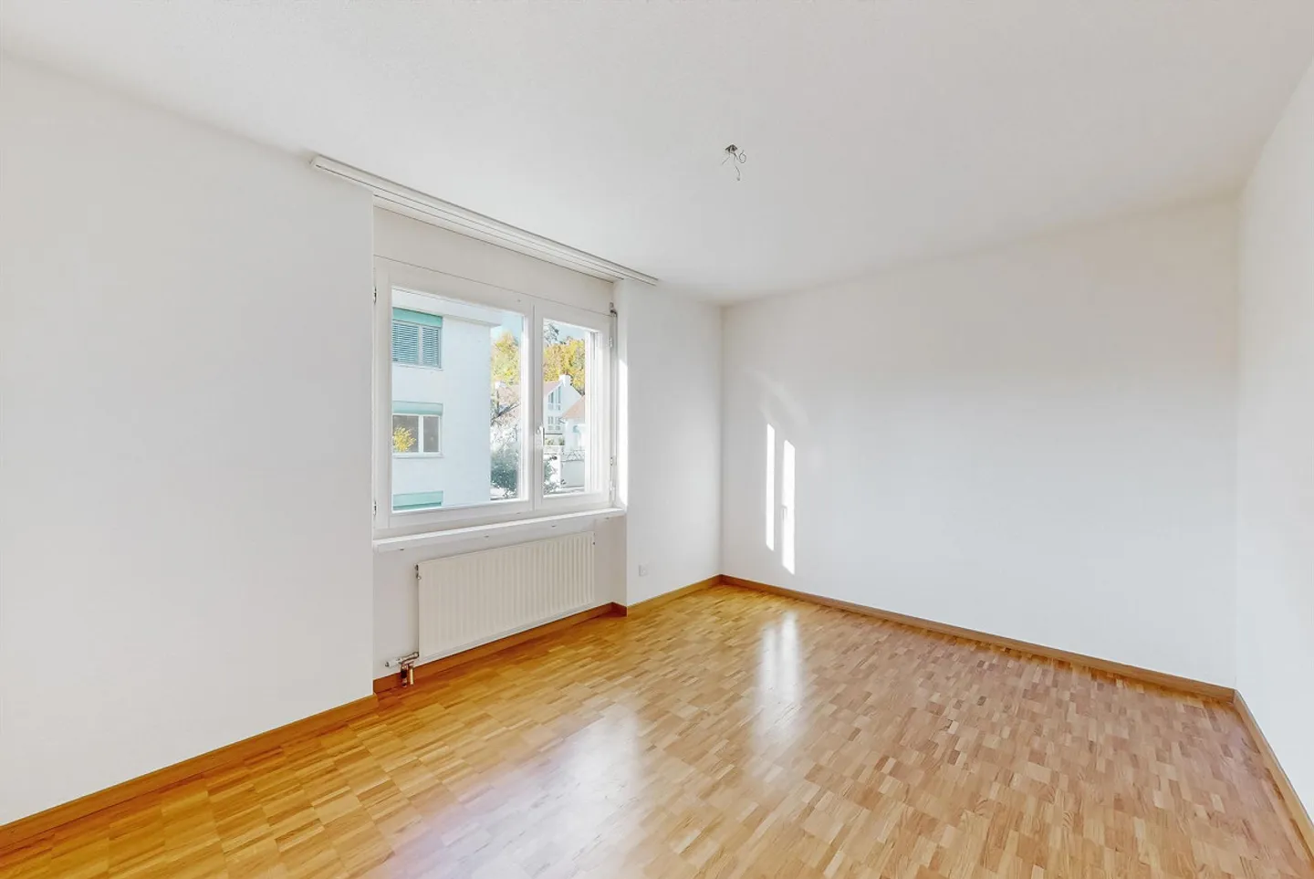 Grosszügige 3.5-Zimmerwohnung in 6-Familien-Haus - Foto 3 von 6