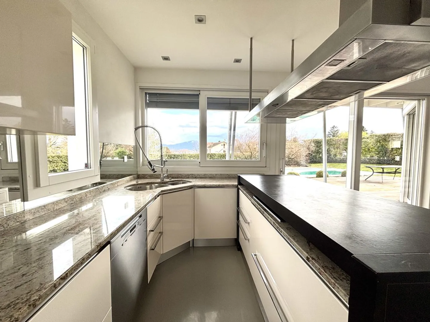 Magnificent family villa with pool, just two steps from the lake in Coppet - Photo 5 of 13