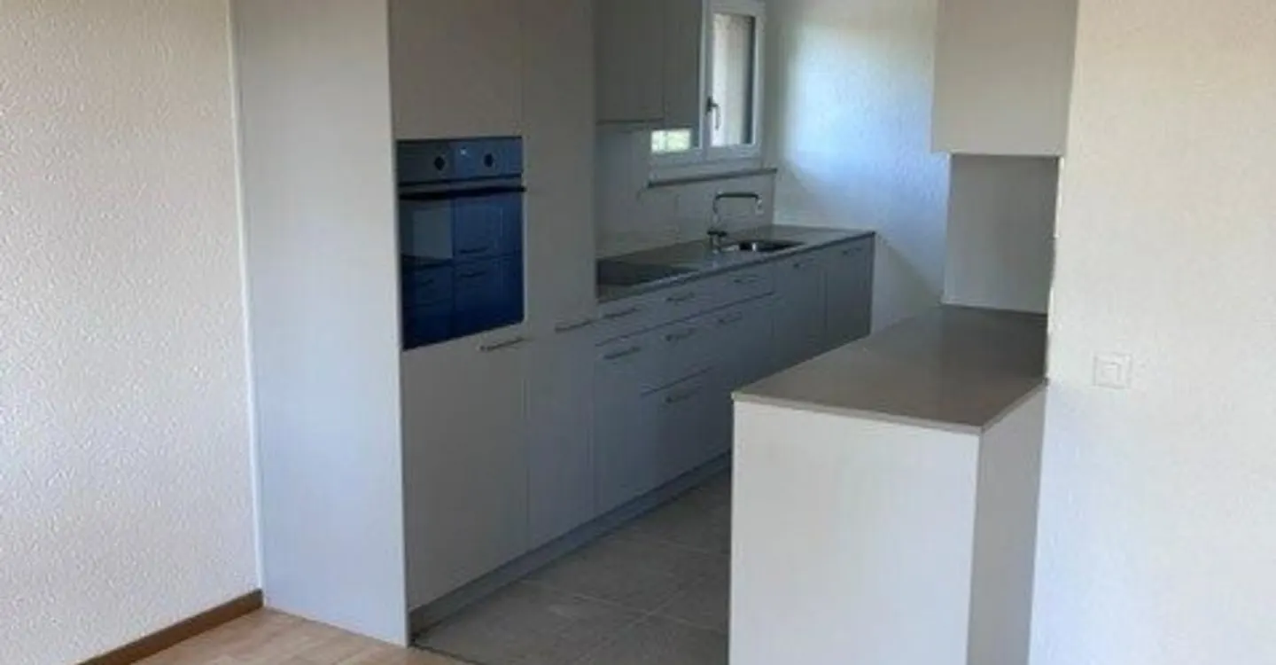 Appartamento di 4.5 locali appena ristrutturato nel cuore di Ostermundigen - Foto 4 di 11