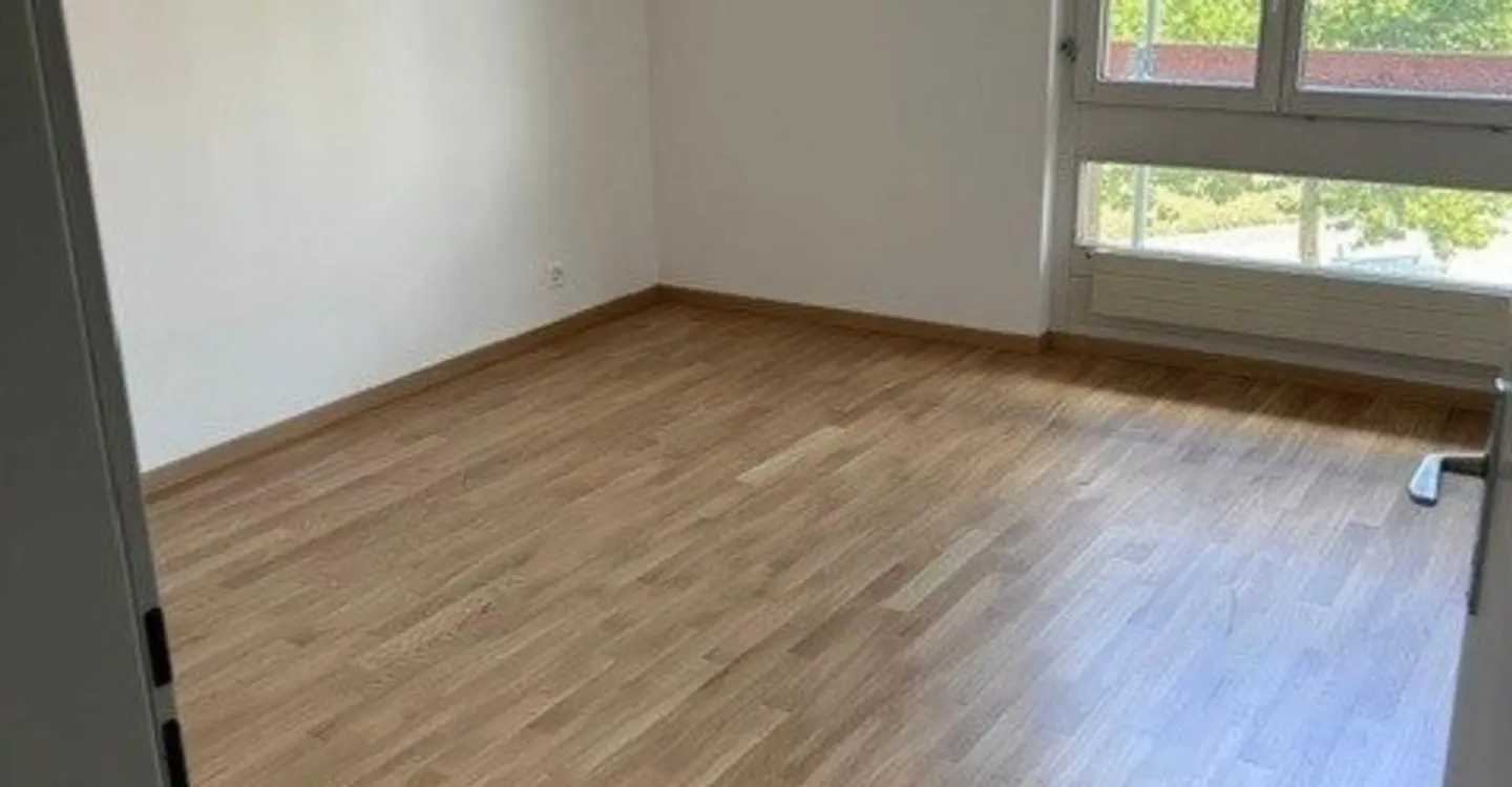 Appartamento di 4.5 locali appena ristrutturato nel cuore di Ostermundigen - Foto 5 di 11