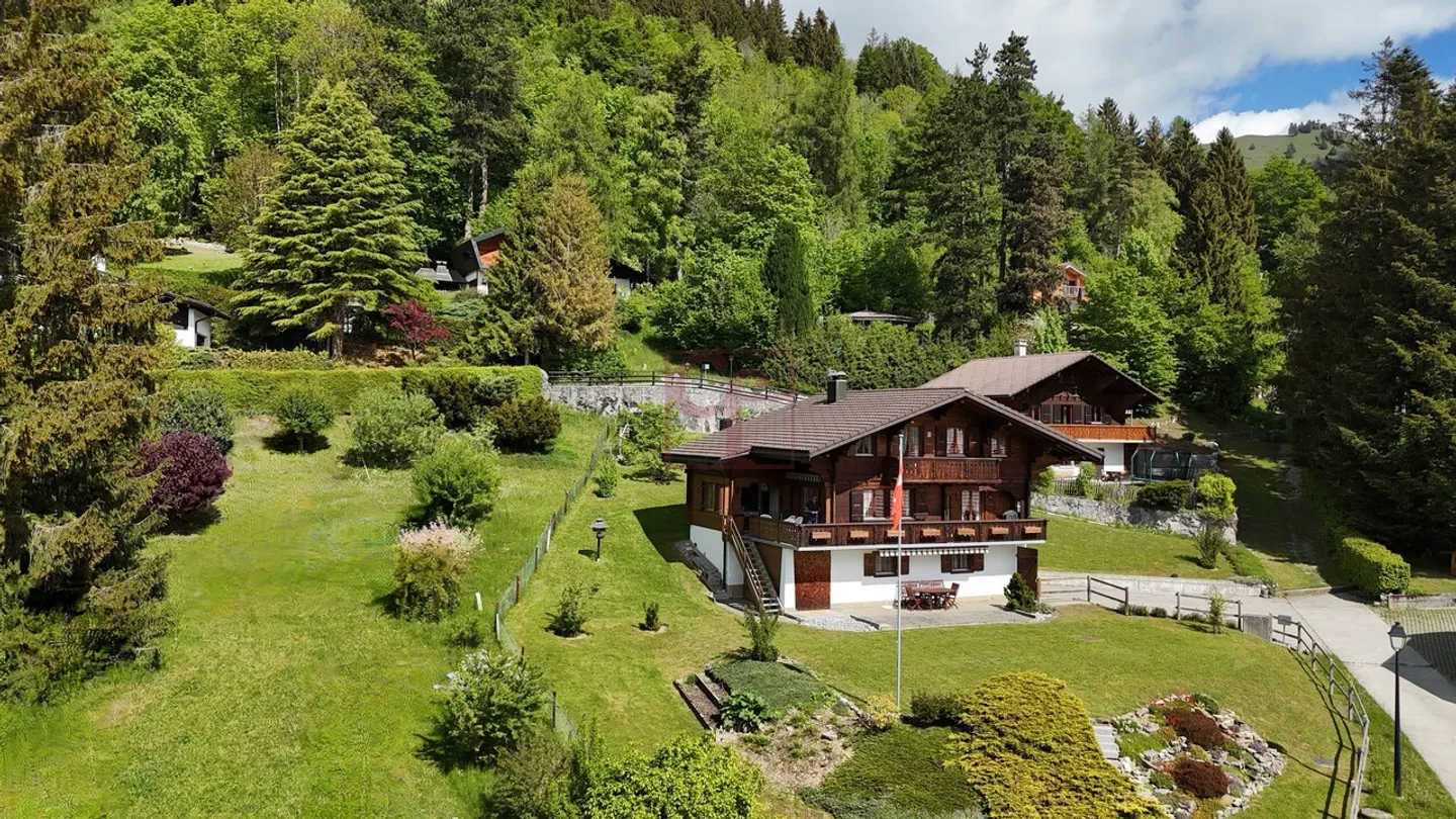 Beautiful chalet with 7.5 rooms in Crésuz in Gruyère - Photo 1 of 13