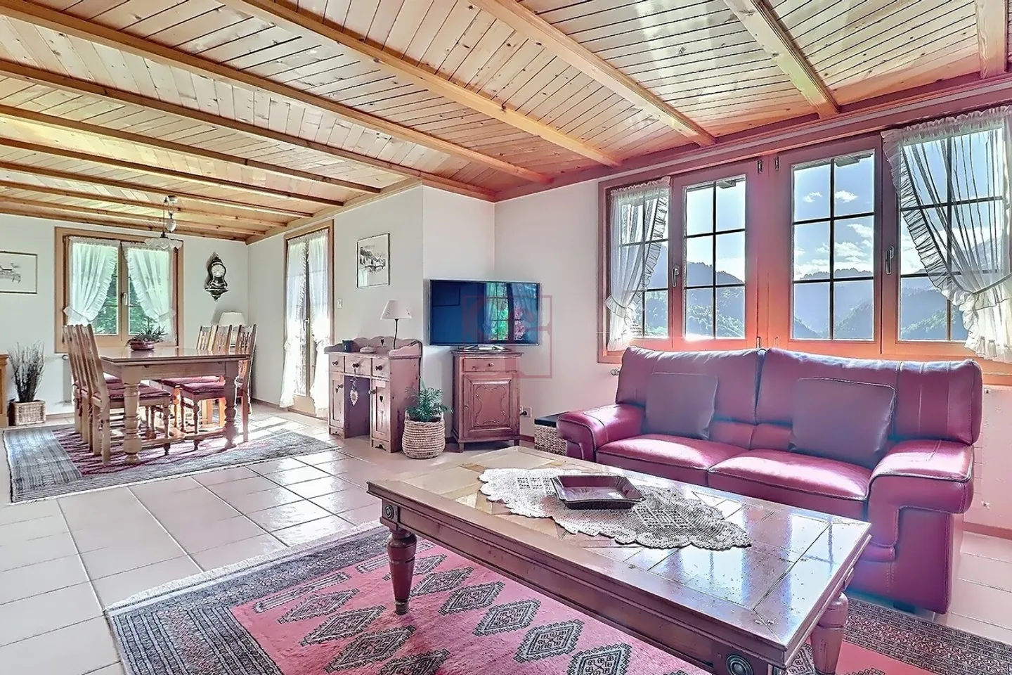 Beautiful chalet with 7.5 rooms in Crésuz in Gruyère - Photo 3 of 13
