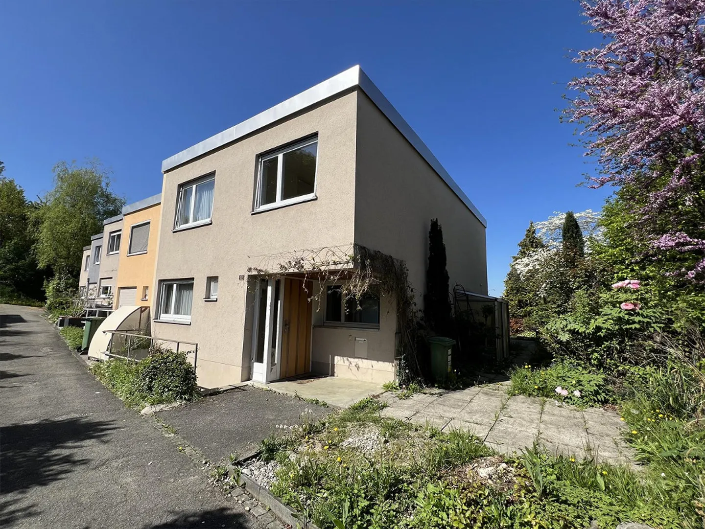 Maison individuelle de 5 pièces en coin avec jardin, vue et beaucoup de potentiel - Photo 1 sur 13
