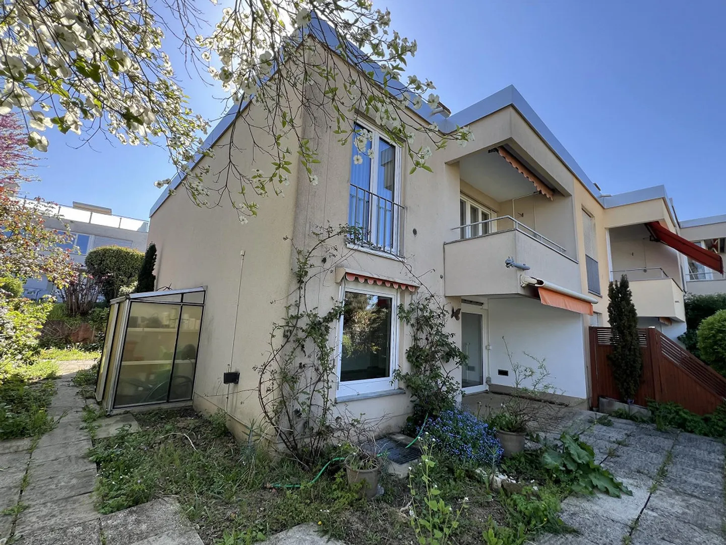 Maison individuelle de 5 pièces en coin avec jardin, vue et beaucoup de potentiel - Photo 2 sur 13