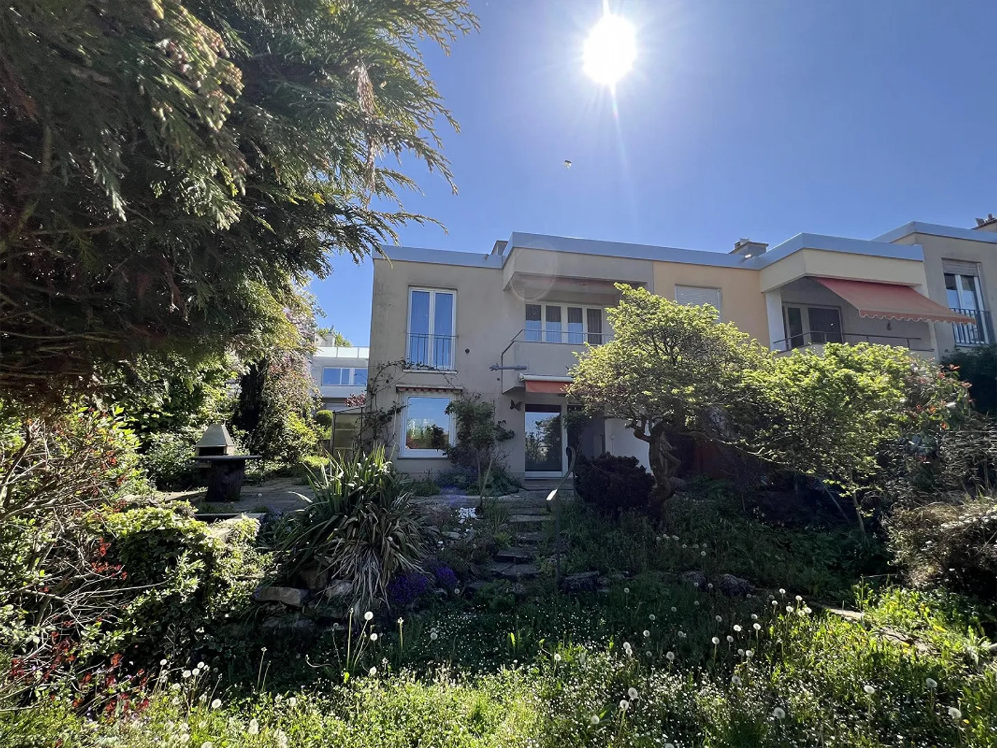 Maison individuelle de 5 pièces en coin avec jardin, vue et beaucoup de potentiel - Photo 3 sur 13