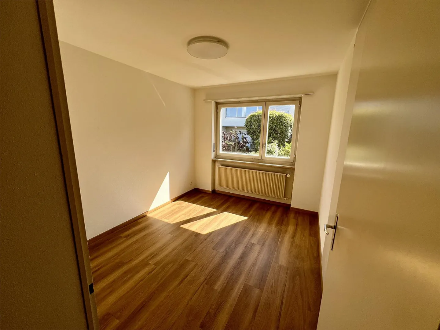 Maison individuelle de 5 pièces en coin avec jardin, vue et beaucoup de potentiel - Photo 5 sur 13