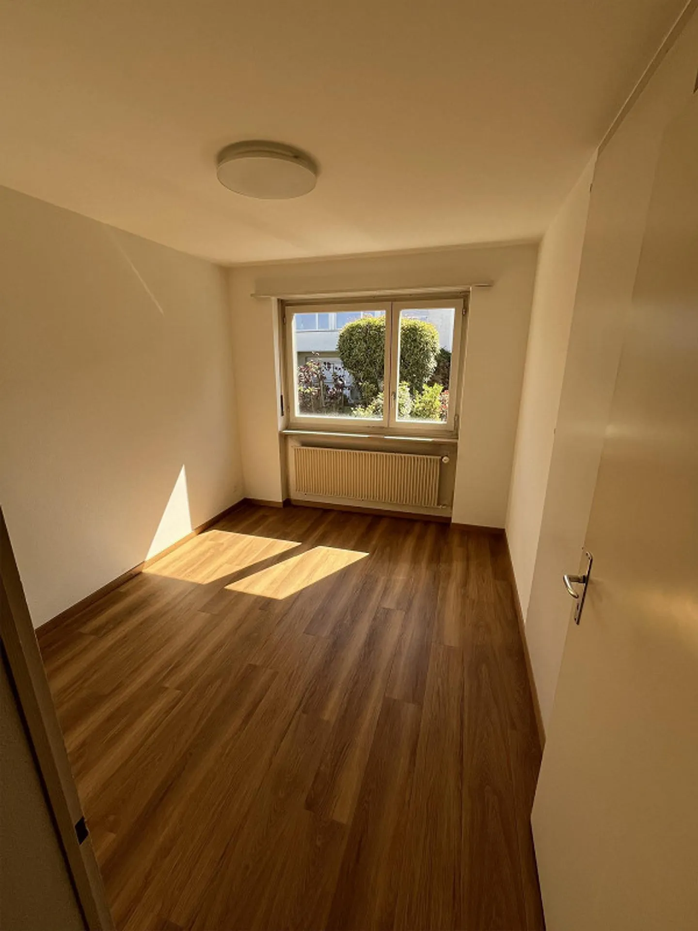Maison individuelle de 5 pièces en coin avec jardin, vue et beaucoup de potentiel - Photo 7 sur 13