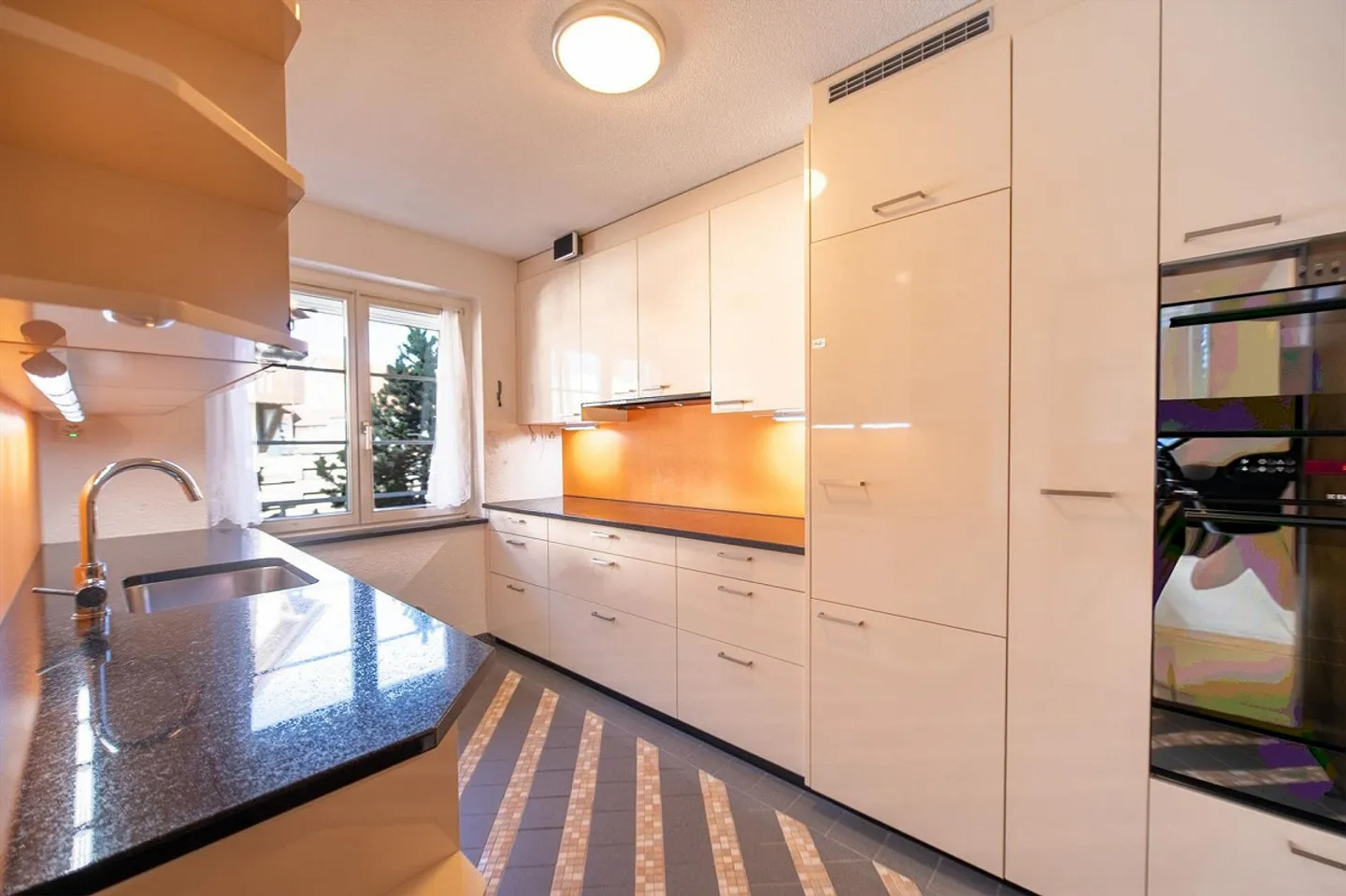 Casa bifamiliare ben curata con molto spazio per la vita familiare - Foto 4 di 13