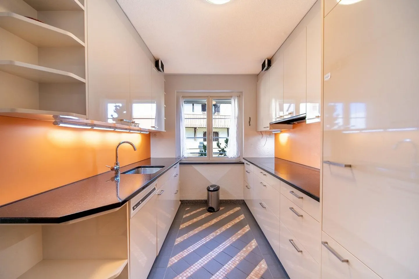 Casa bifamiliare ben curata con molto spazio per la vita familiare - Foto 5 di 13