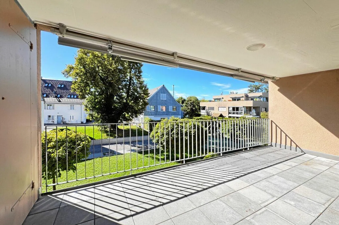 Sonnige 3,5 Zimmer Wohnung mit grossem Balkon und Einstellhallenplatz - Foto 1 von 12