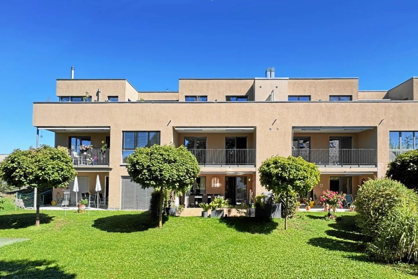 Sonnige 3,5 Zimmer Wohnung mit grossem Balkon und Einstellhallenplatz - Foto 2 von 12