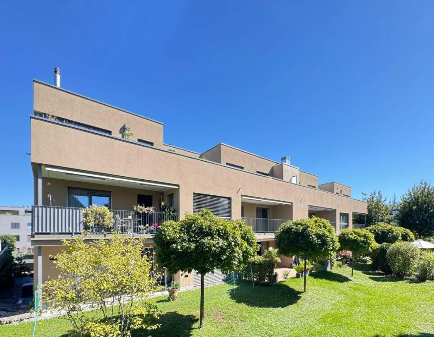 Sonnige 3,5 Zimmer Wohnung mit grossem Balkon und Einstellhallenplatz - Foto 3 von 12