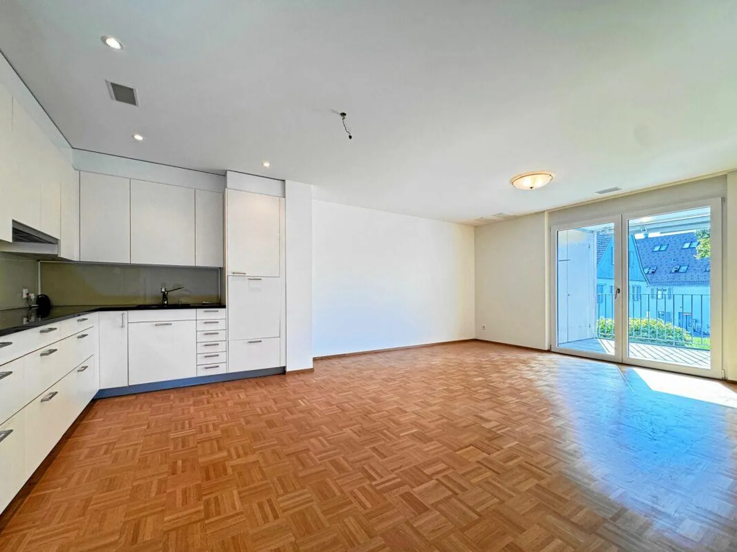 Sonnige 3,5 Zimmer Wohnung mit grossem Balkon und Einstellhallenplatz - Foto 5 von 12