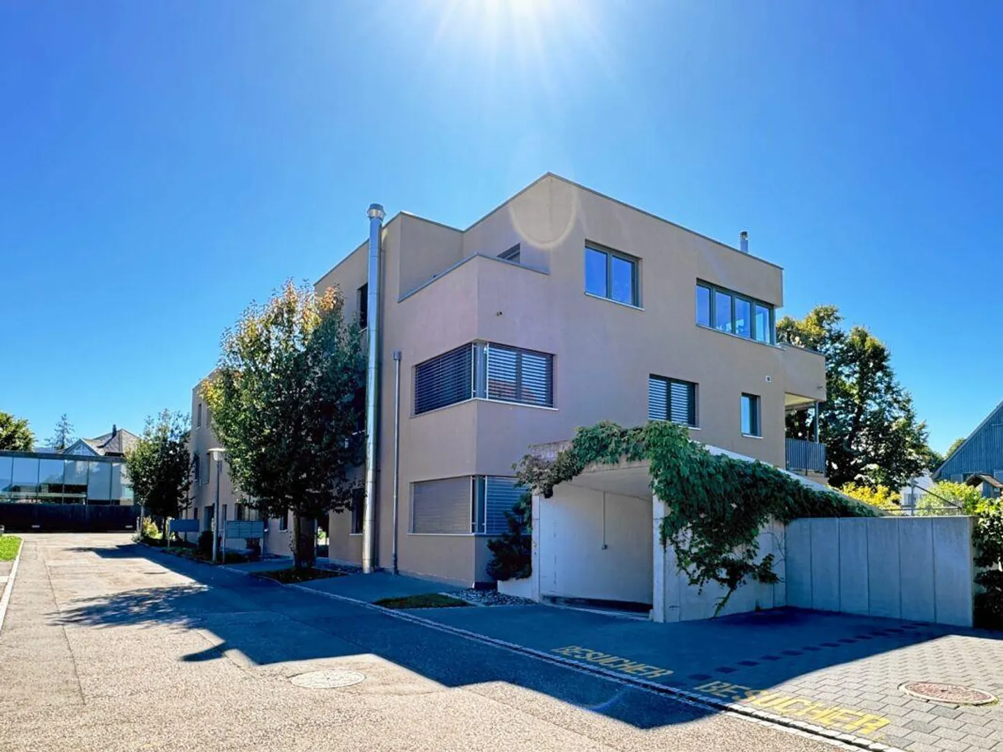 Sonnige 3,5 Zimmer Wohnung mit grossem Balkon und Einstellhallenplatz - Foto 4 von 12