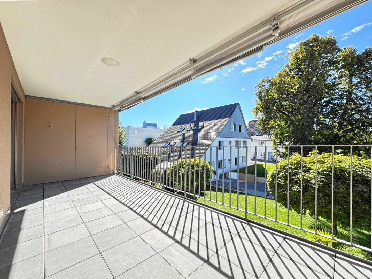 Sonnige 3,5 Zimmer Wohnung mit grossem Balkon und Einstellhallenplatz - Foto 7 von 12