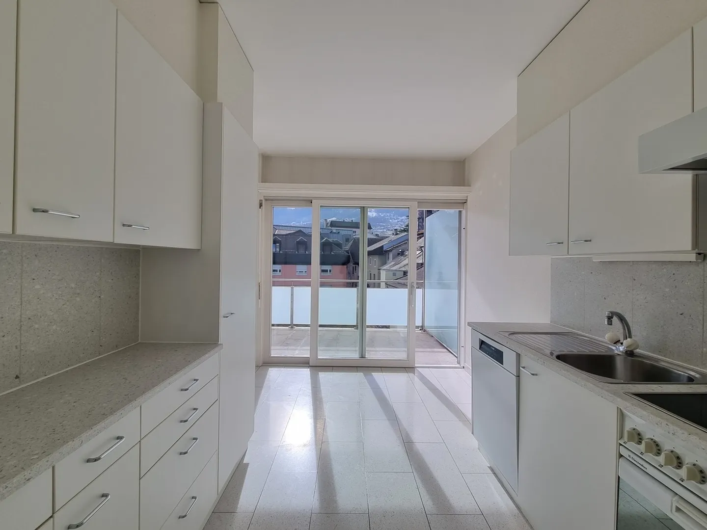 Apartment for rent - Photo 4 of 11