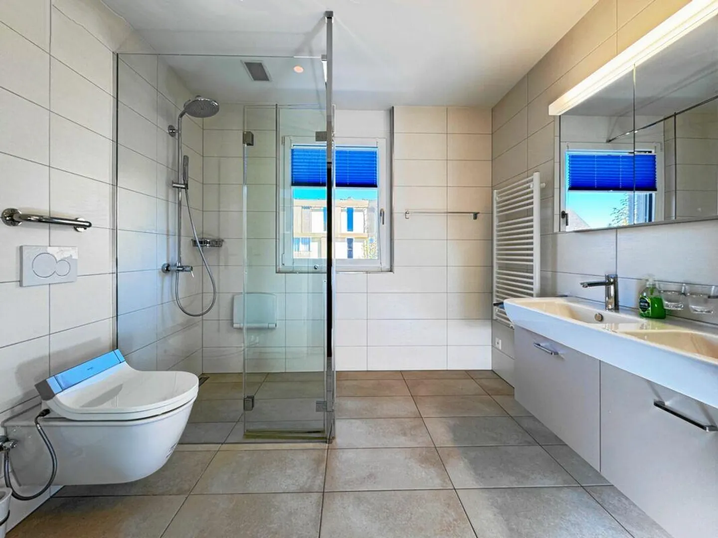 Sonnige 3,5 Zimmer Wohnung mit grossem Balkon und Einstellhallenplatz - Foto 8 von 12