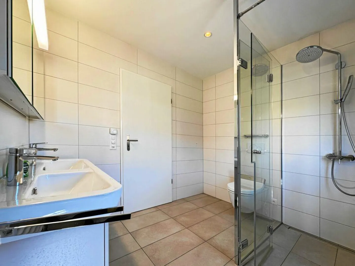 Sonnige 3,5 Zimmer Wohnung mit grossem Balkon und Einstellhallenplatz - Foto 9 von 12