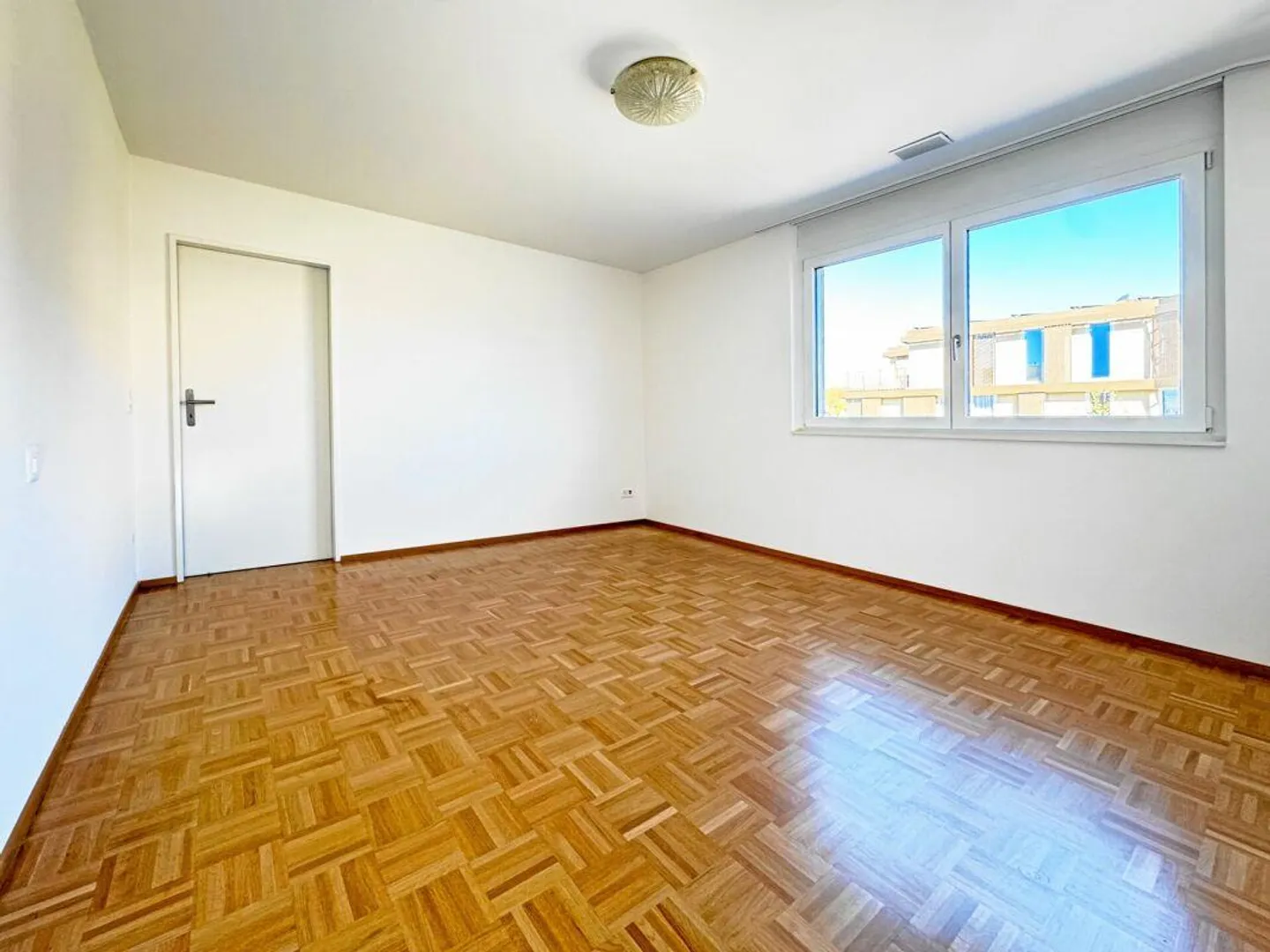 Sonnige 3,5 Zimmer Wohnung mit grossem Balkon und Einstellhallenplatz - Foto 11 von 12