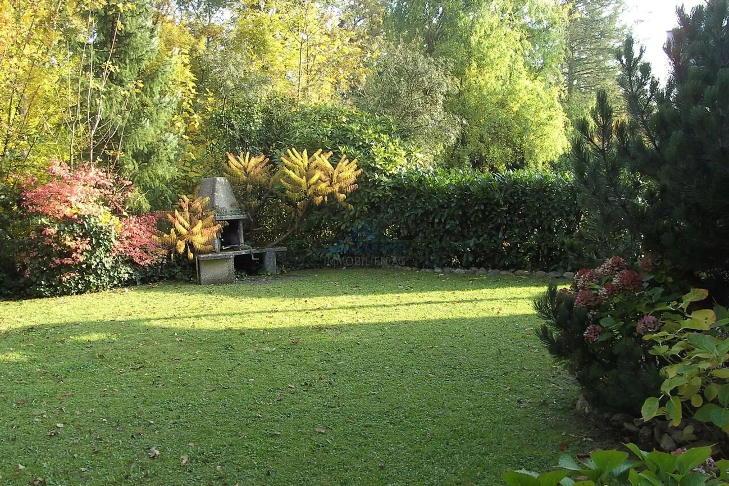 Attraktives Doppeleinfamilienhaus mit idyllischem Garten in Bottmingen - Foto 4 von 22