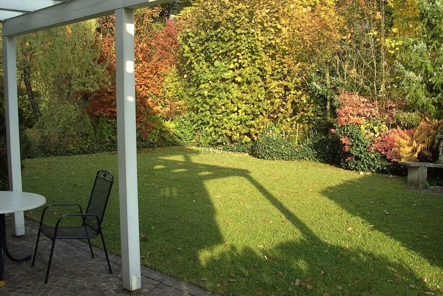 Attraktives Doppeleinfamilienhaus mit idyllischem Garten in Bottmingen - Foto 5 von 22