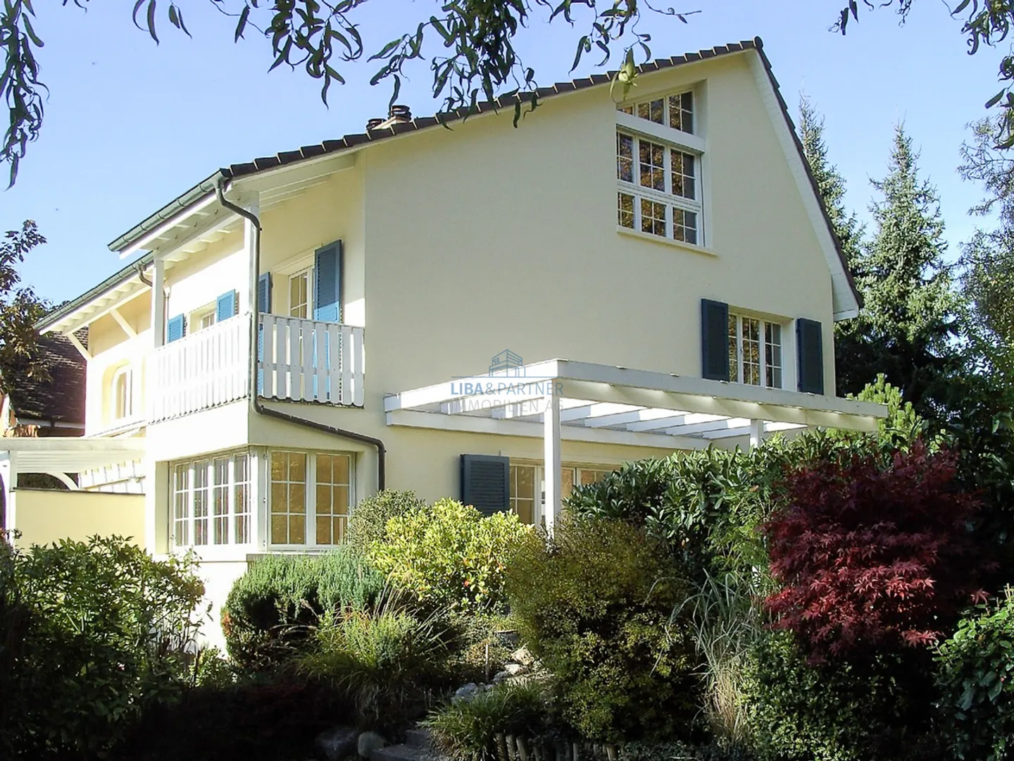 Attraktives Doppeleinfamilienhaus mit idyllischem Garten in Bottmingen - Foto 1 von 22