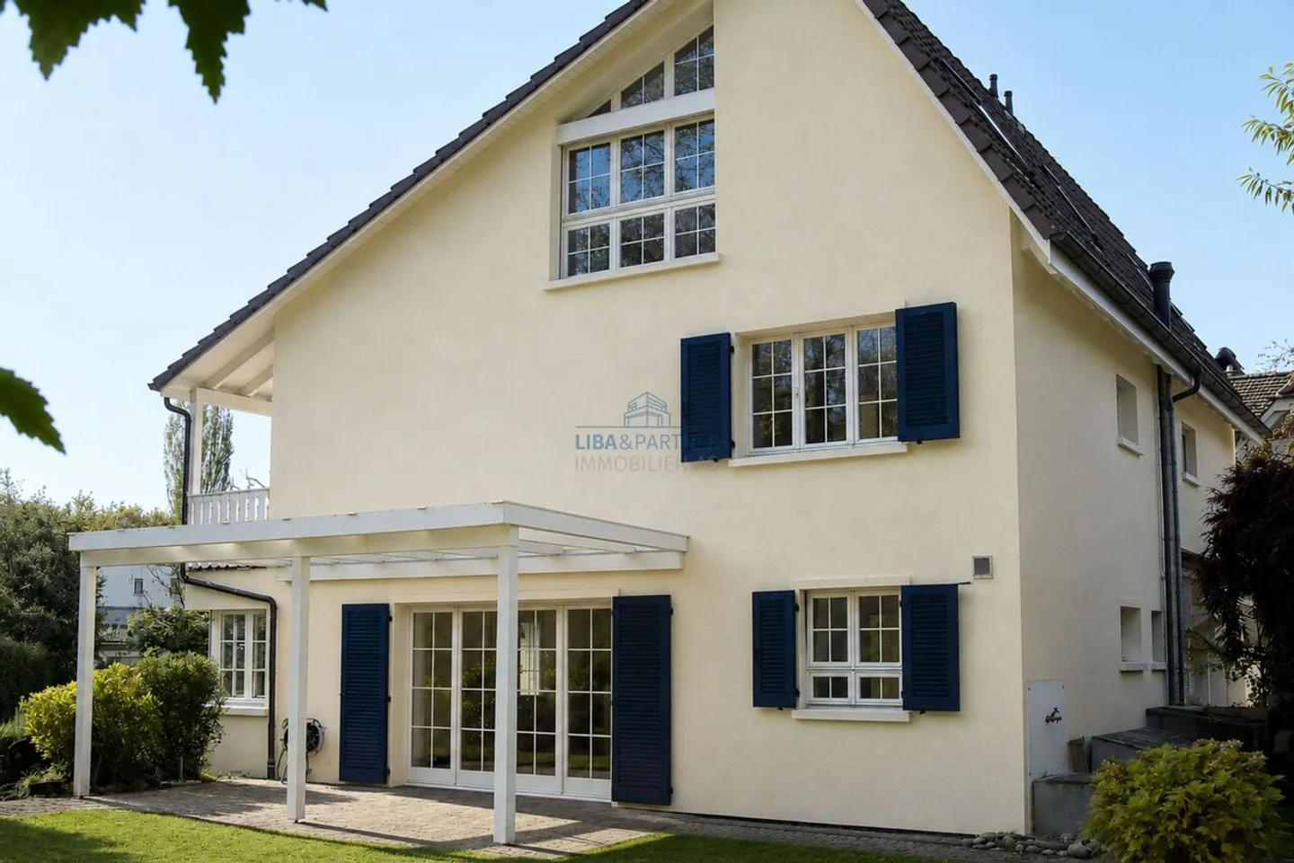 Attraktives Doppeleinfamilienhaus mit idyllischem Garten in Bottmingen - Foto 2 von 22